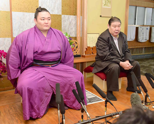 大相撲初場所の番付発表で関脇に昇進し会見に臨む朝乃山。右は師匠の高砂親方（撮影・小沢裕）