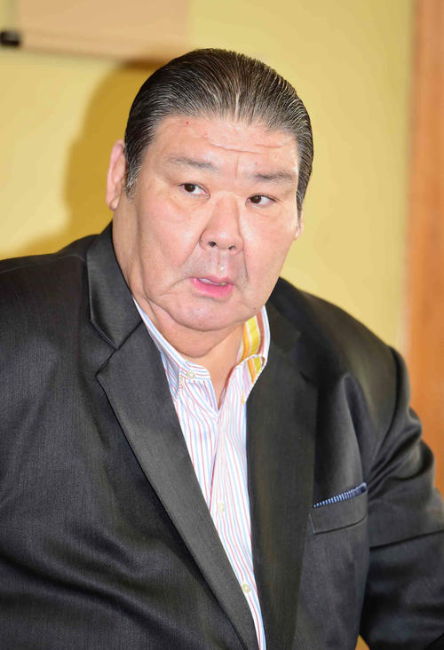 大相撲初場所の番付発表で関脇に昇進した朝乃山の会見に同席する師匠の高砂親方（撮影・小沢裕）