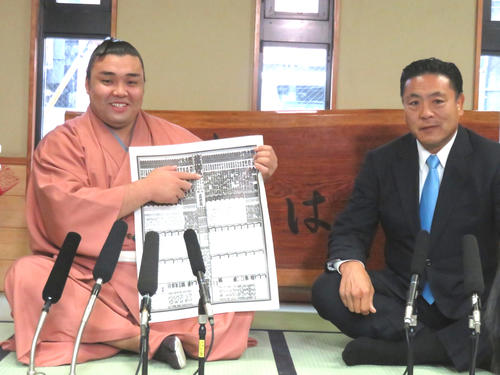 師匠の陸奥親方（右）同席で新入幕会見に臨んだ霧馬山
