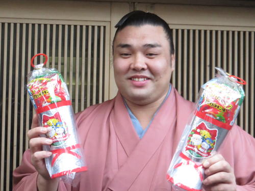 新入幕会見後、この日にちなみクリスマス・ブーツを手にする霧馬山