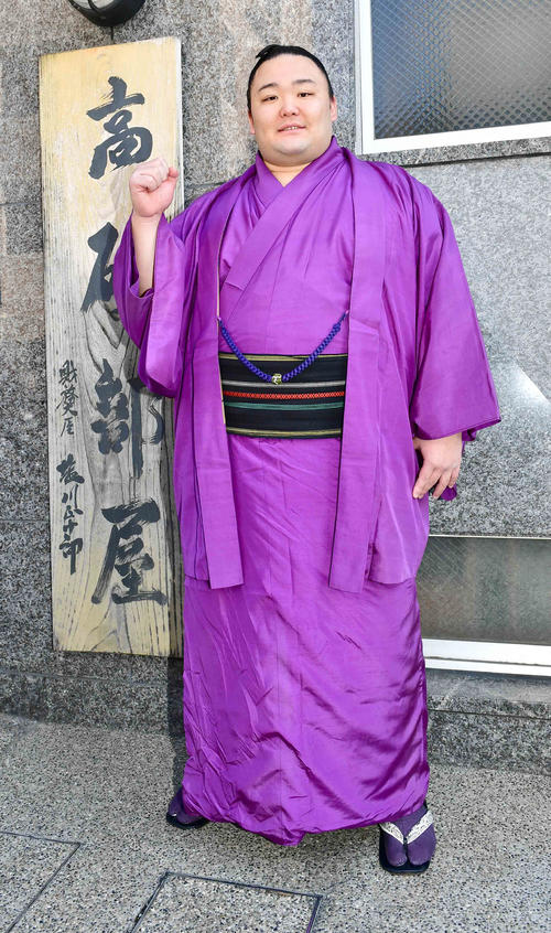 大相撲初場所から関脇に昇進する朝乃山は部屋の看板の前でガッツポーズ（撮影・小沢裕）