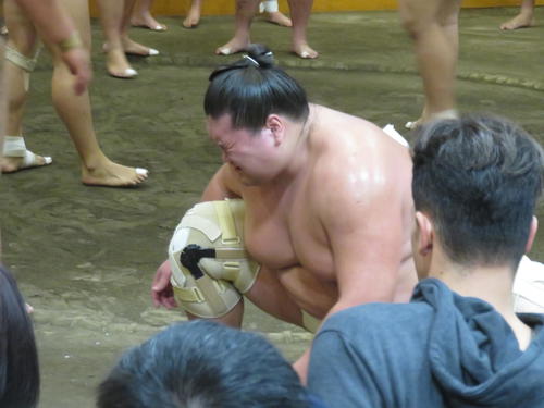 顔をしかめながら、すり足に汗を流す照ノ富士