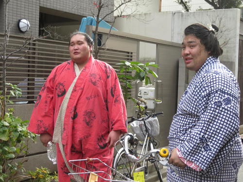 時津風部屋での出稽古を終え引き揚げる照ノ富士（左）と霧馬山