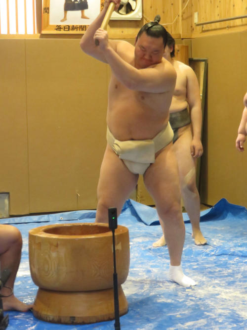 部屋の餅つきで豪快に、きねを振り下ろす白鵬