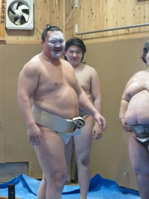 部屋の餅つきで、片栗粉を顔にまぶせられる白鵬