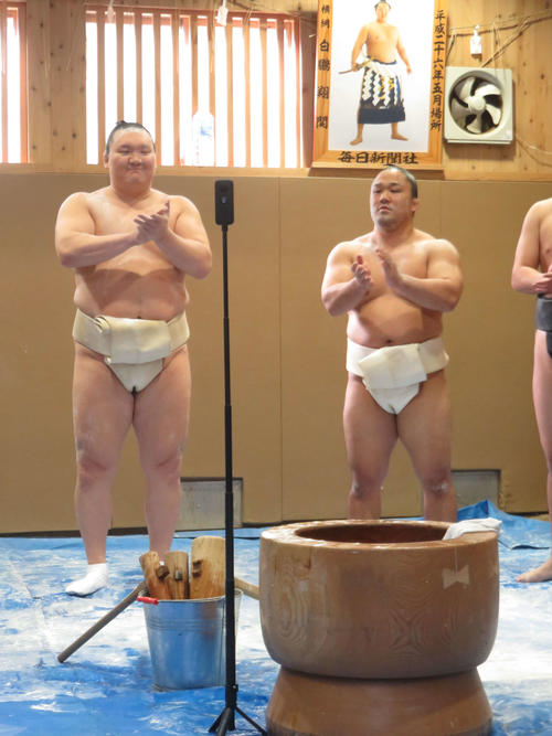 部屋の餅つき終了後、三本締めで締める白鵬（左）と石浦