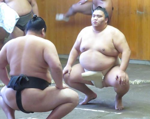 若い衆を相手に立ち合いの確認を行う御嶽海（右）（撮影・佐藤礼征）