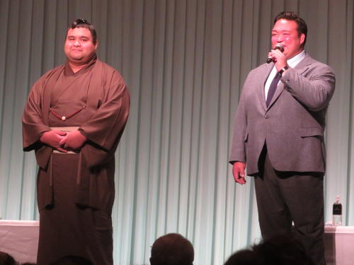 トークショーの冒頭であいさつする荒磯親方（右）と高安