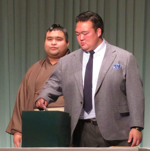 トークショーのプレゼント抽選会で、くじを引いた荒磯親方（右）と高安