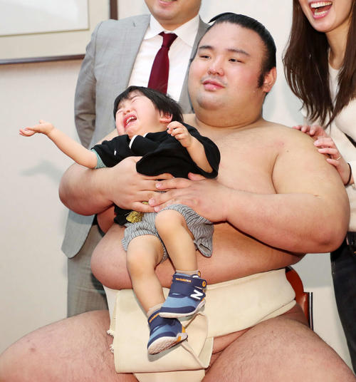 あかちゃんを抱っこする貴景勝（撮影・鈴木正人）