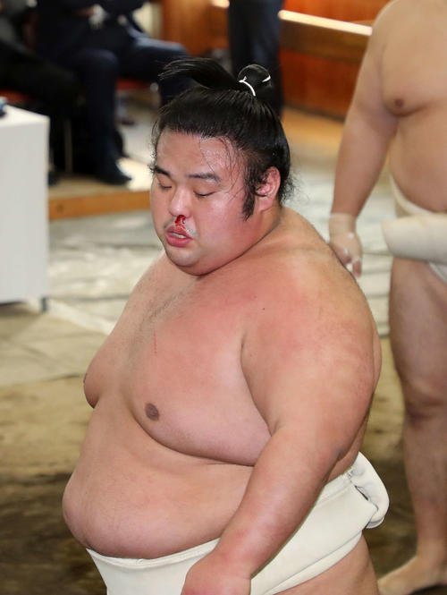 朝乃山との激しい稽古で鼻血を流す貴景勝（撮影・鈴木正人）