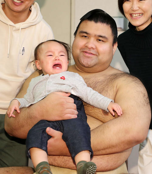 あかちゃんを抱っこする高安（撮影・鈴木正人）