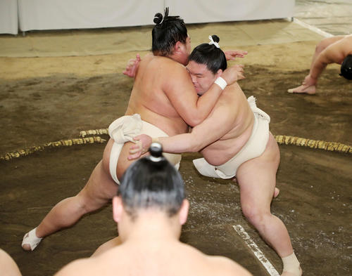 阿炎（左）を激しく攻める豪栄道（撮影・鈴木正人）