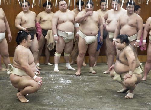 出稽古で朝乃山（左）と向き合う高安（共同）