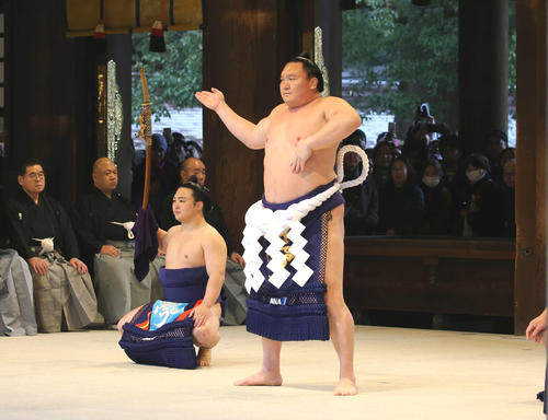 奉納土俵入りをする白鵬。太刀持ちは炎鵬（撮影・鈴木正人）