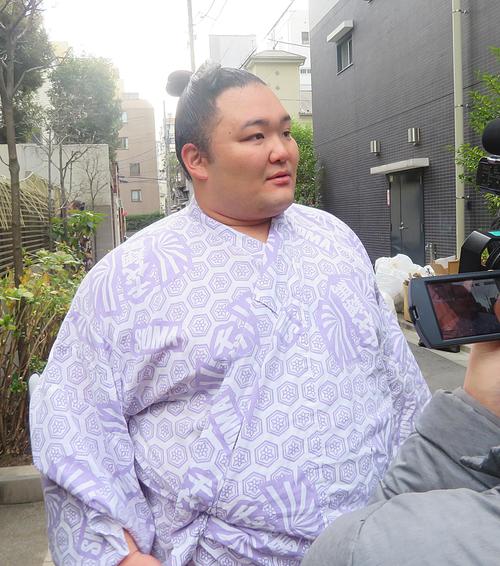 時津風部屋への出稽古を終えて報道陣の取材に応じる朝乃山（撮影・佐藤礼征）