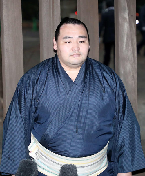 奉納土俵入り後、報道陣の質問に答える鶴竜（撮影・鈴木正人）