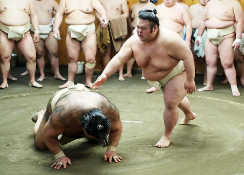 高安（左）と激しい稽古をする貴景勝（撮影・鈴木正人）