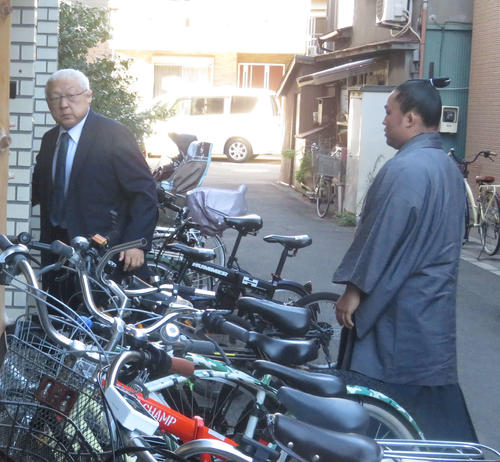 臨時理事会から部屋に戻った宮城野親方（左）と石浦（撮影・佐藤礼征）