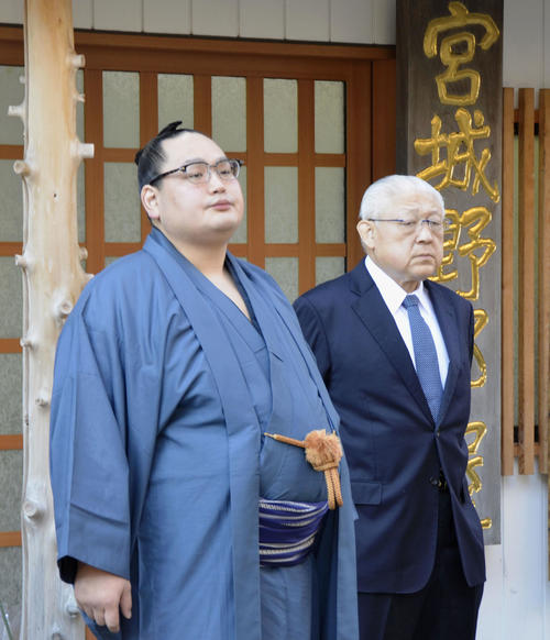 宮城野部屋を出る宮城野親方（右）と幕下宝香鵬（共同）