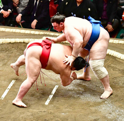 碧山（右）ははたき込みで阿武咲を下す（撮影・小沢裕）