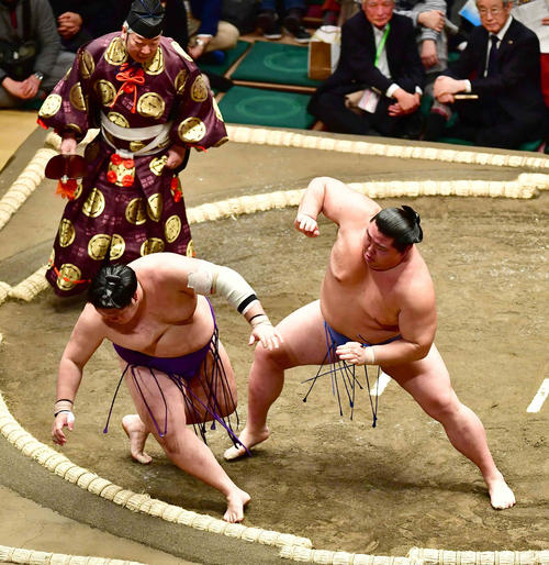 正代（右）は明生を押し倒しで下す（撮影・小沢裕）