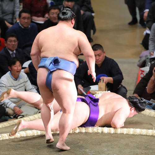明生（下）を押し倒しで破る正代（撮影・河田真司）