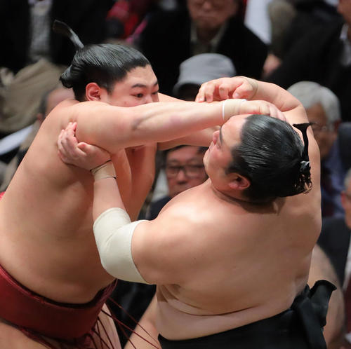 隠岐の海（右）を攻める阿炎（撮影・河田真司）