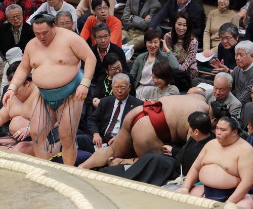 高安（中央）を押し出しで破る玉鷲（撮影・河田真司）
