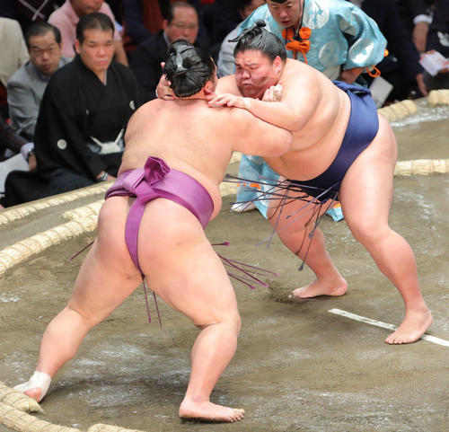 朝乃山（左）を攻める御嶽海（撮影・河田真司）
