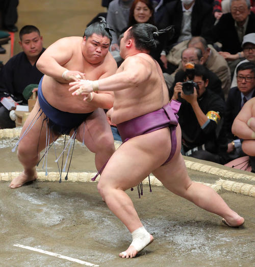 朝乃山（右）を攻める御嶽海（撮影・河田真司）