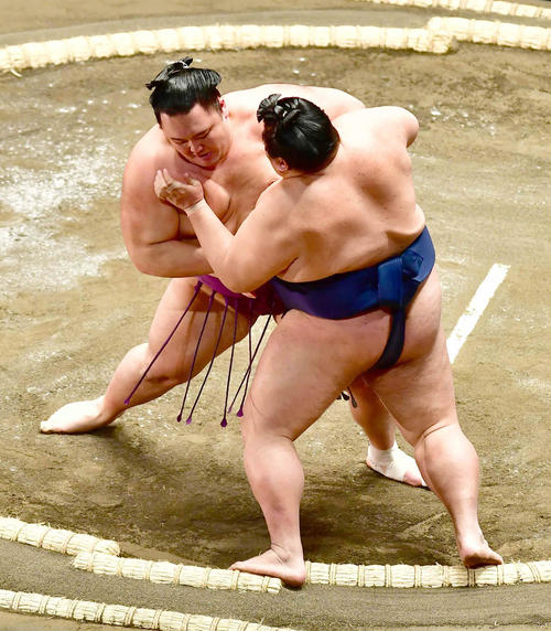 朝乃山（左）は御嶽海を寄り切りで下す（撮影・小沢裕）