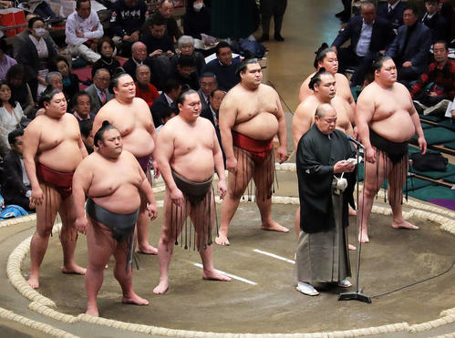協会あいさつをする八角理事長（右から4人目）。左から阿炎、貴景勝、朝乃山、白鵬、高安、1人おいて鶴竜、大栄翔、豪栄道（撮影・河田真司）