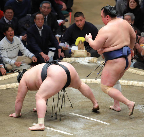 豪栄道（左）を突き落としで破る北勝富士（撮影・河田真司）