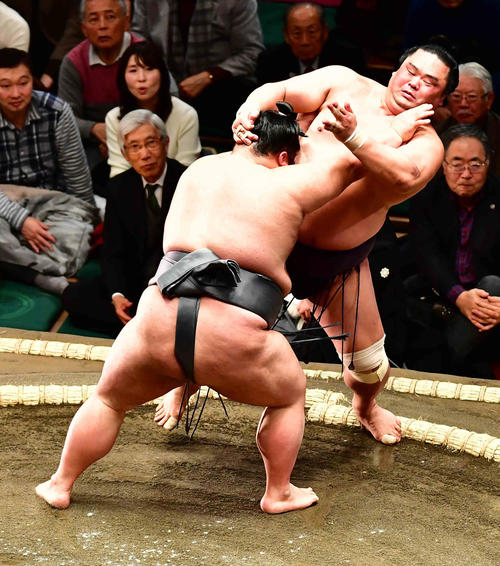 貴景勝（左）は妙義龍を押し出しで下す（撮影・小沢裕）