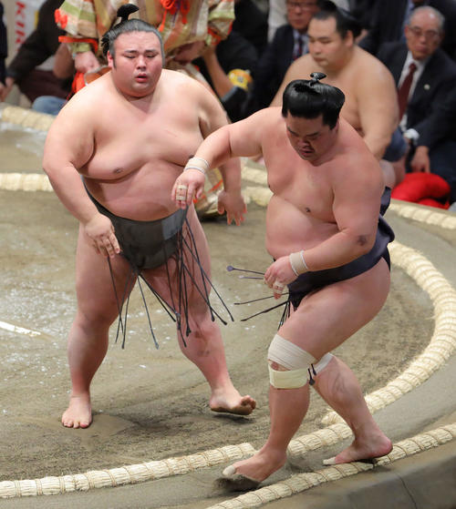 妙義龍（右）を押し出しで下す貴景勝（撮影・河田真司）