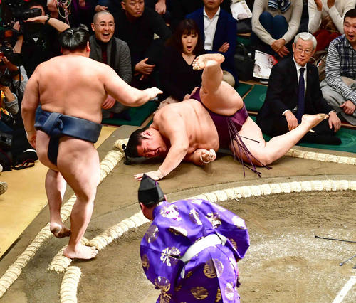 遠藤（右）は鶴竜を寄り切りで破る（撮影・小沢裕）