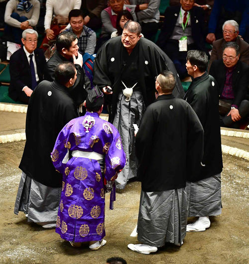 遠藤対鶴竜戦で物言いが付き土俵上で協議する審判団（撮影・小沢裕）