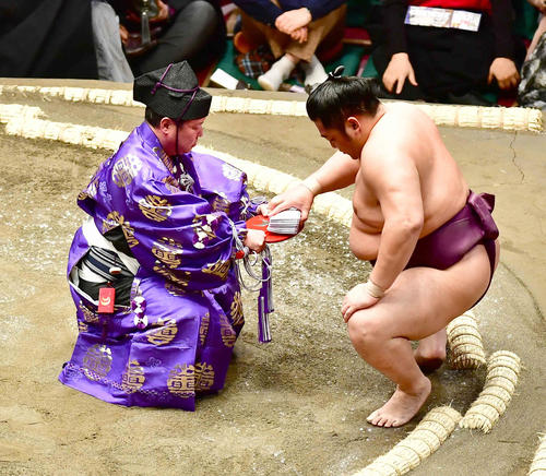 懸賞を手にする遠藤（撮影・小沢裕）