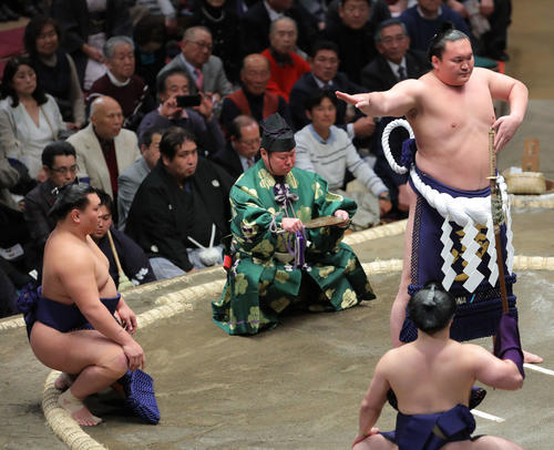 横綱土俵入りする白鵬（右）。左下は露払い照強、右下は太刀持ち炎鵬（撮影・河田真司）