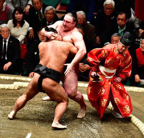 松鳳山（左）は寄り切りで栃ノ心を下す（撮影・小沢裕）