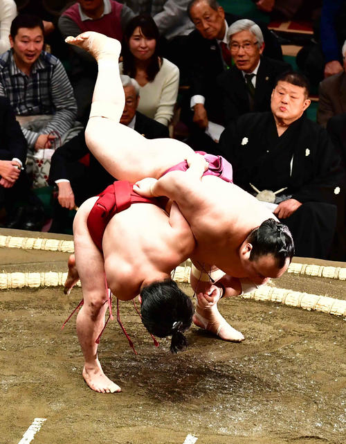 炎鵬（左）は宝富士を下手投げで下す（撮影・小沢裕）