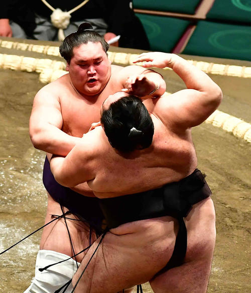 照ノ富士（左）は極め出しで千代鳳を下す（撮影・小沢裕）