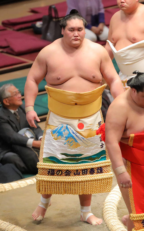 十両土俵入りする照ノ富士（撮影・河田真司）