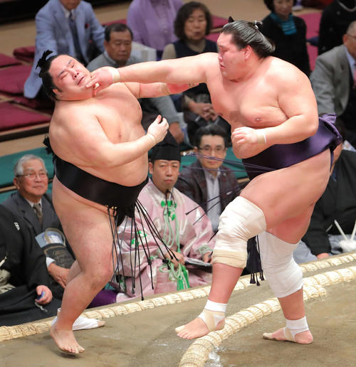 千代鳳（左）を極め出しで破る照ノ富士（撮影・河田真司）