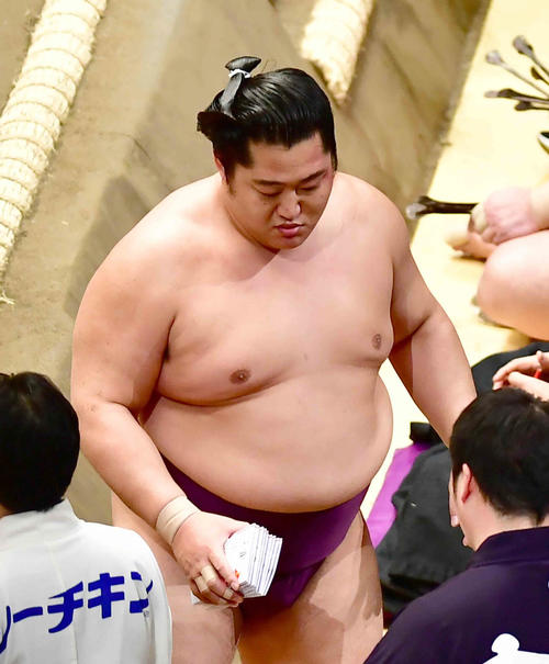 懸賞を手にする遠藤（撮影・小沢裕）