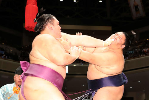 御嶽海（右）を激しく攻める朝乃山（撮影・鈴木正人）