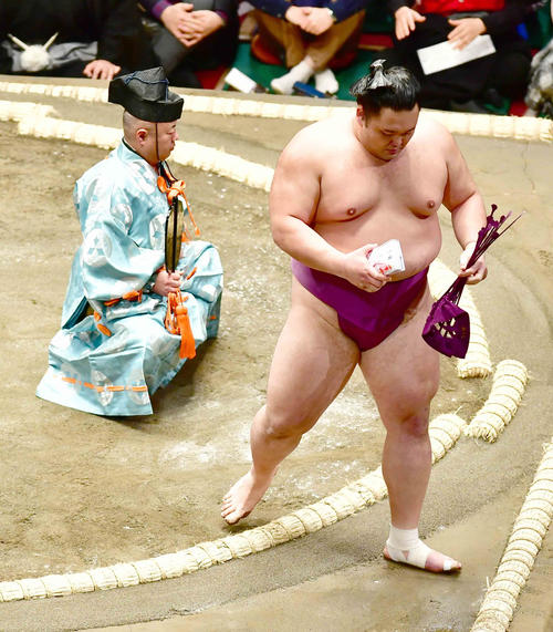 初日を白星で飾り懸賞を手にする朝乃山（撮影・小沢裕）