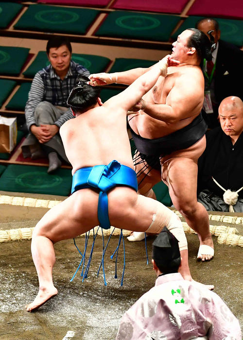 豊ノ島（右）は突き出しで彩で敗れる（撮影・小沢裕）