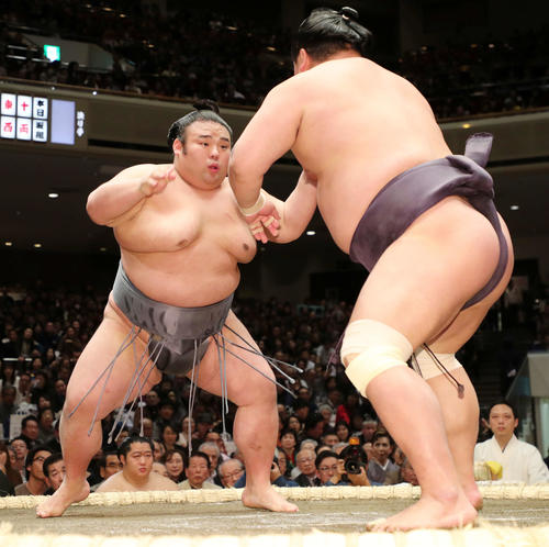 妙義龍（右）を激しく攻める貴景勝（撮影・鈴木正人）
